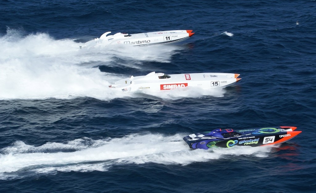 Offhore Powerboat start © Powerboat-World.com http://www.powerboat-world.com